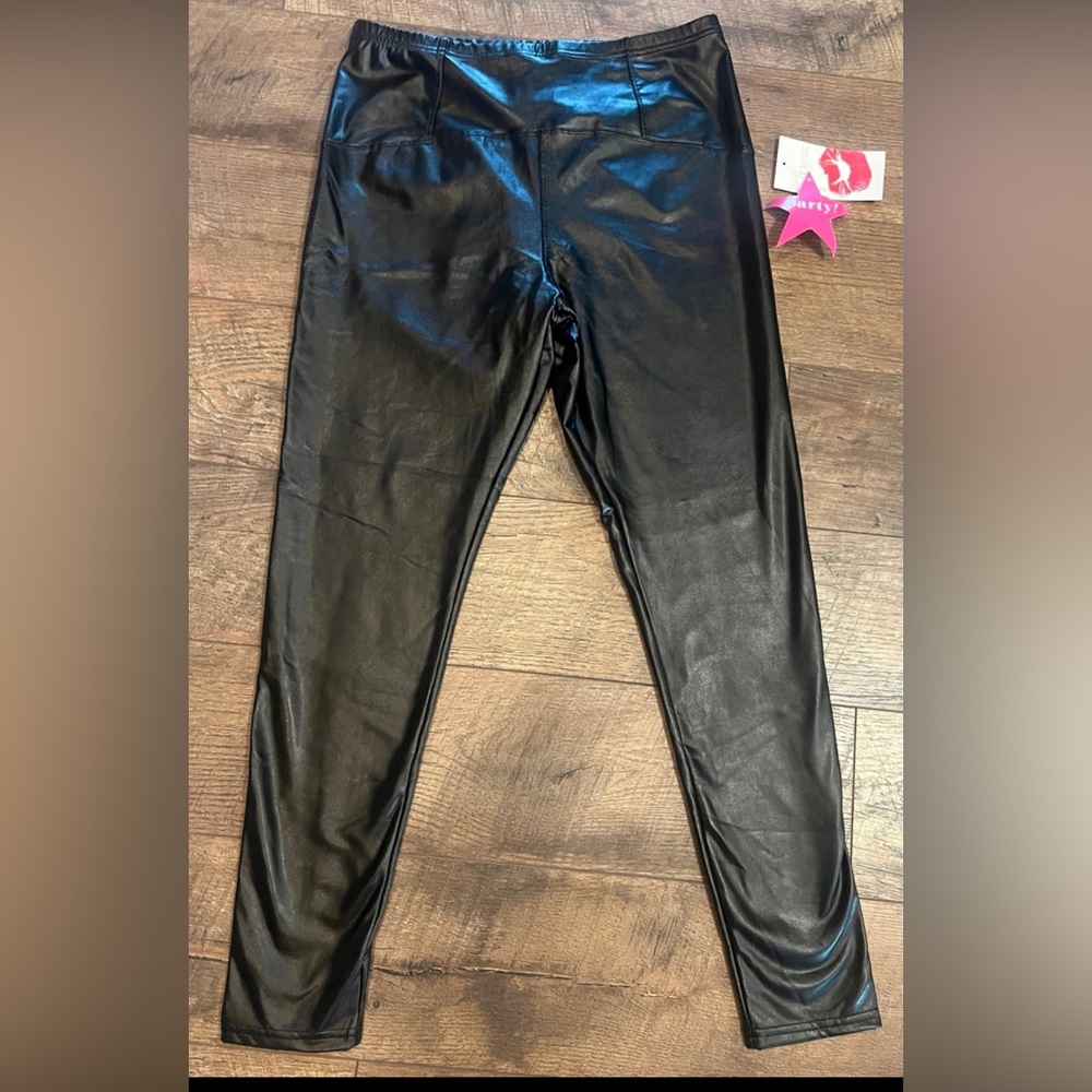 Woman’s Super cute Black leather like pants sz Large NWT
